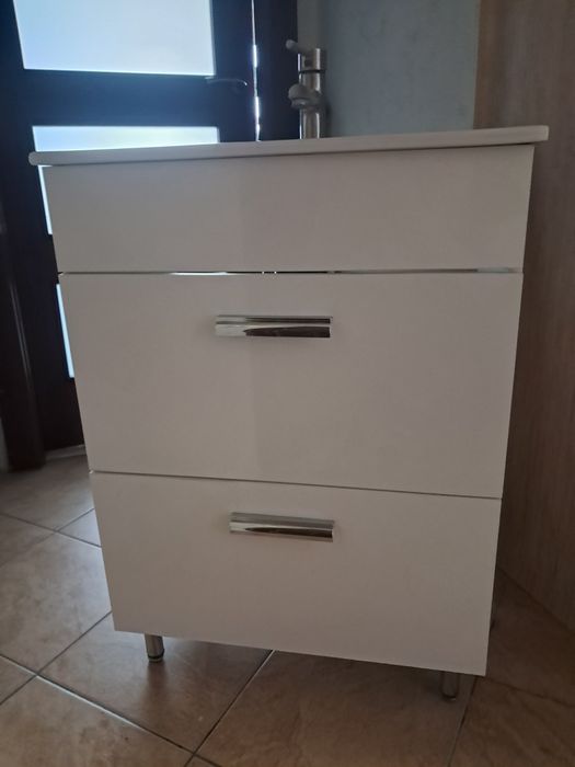 Szafka z umywalką i baterią