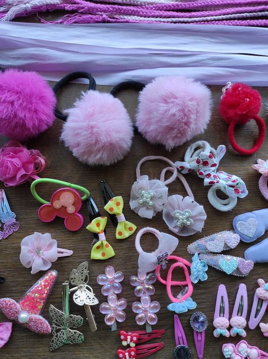 Набор аксессуаров для девочки: заколки, резинки, украшения для волос