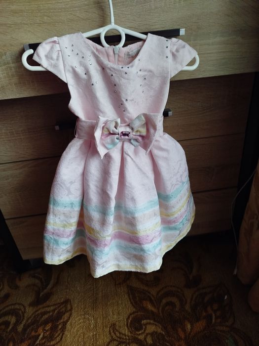 Подарую сукню розмір 92