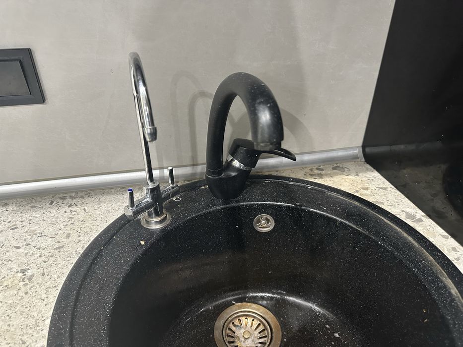 Кухонна поверхність з мийкою