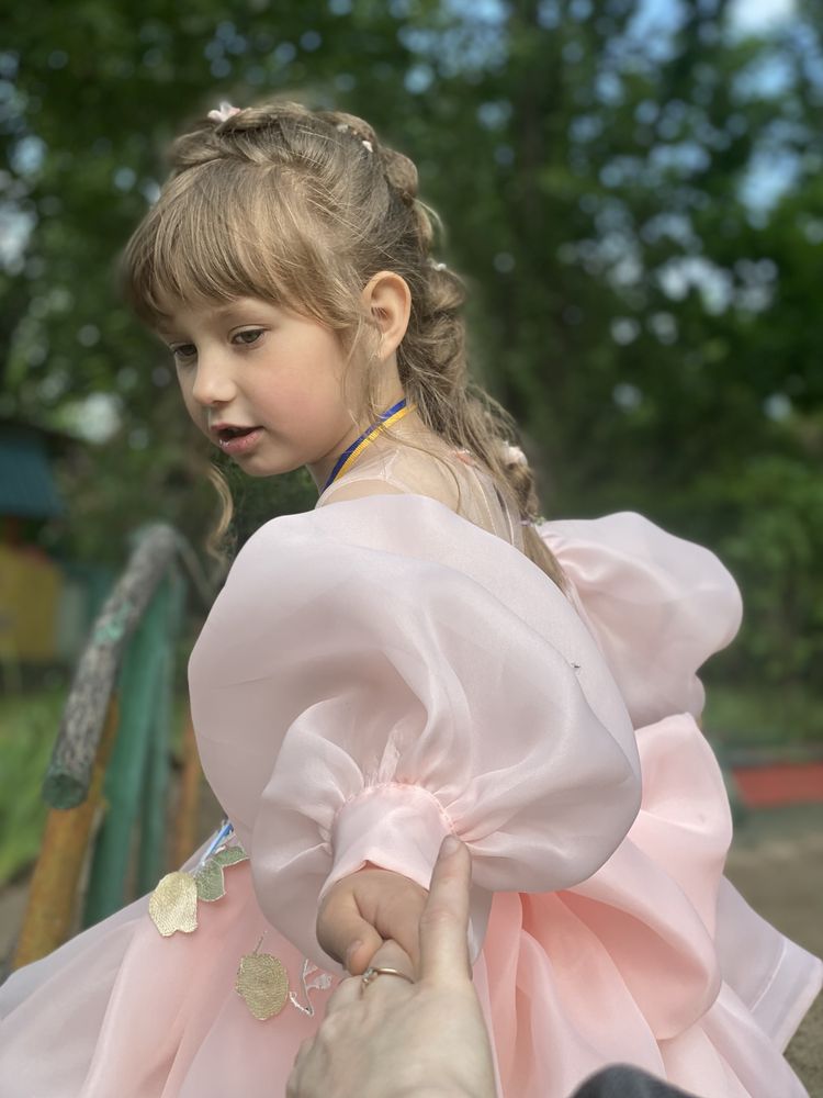 Платье на 6 лет пишное персиковое выпускное