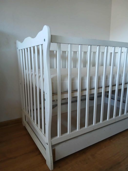 Łóżeczko dziecięce drewniane z szufladą i materacem