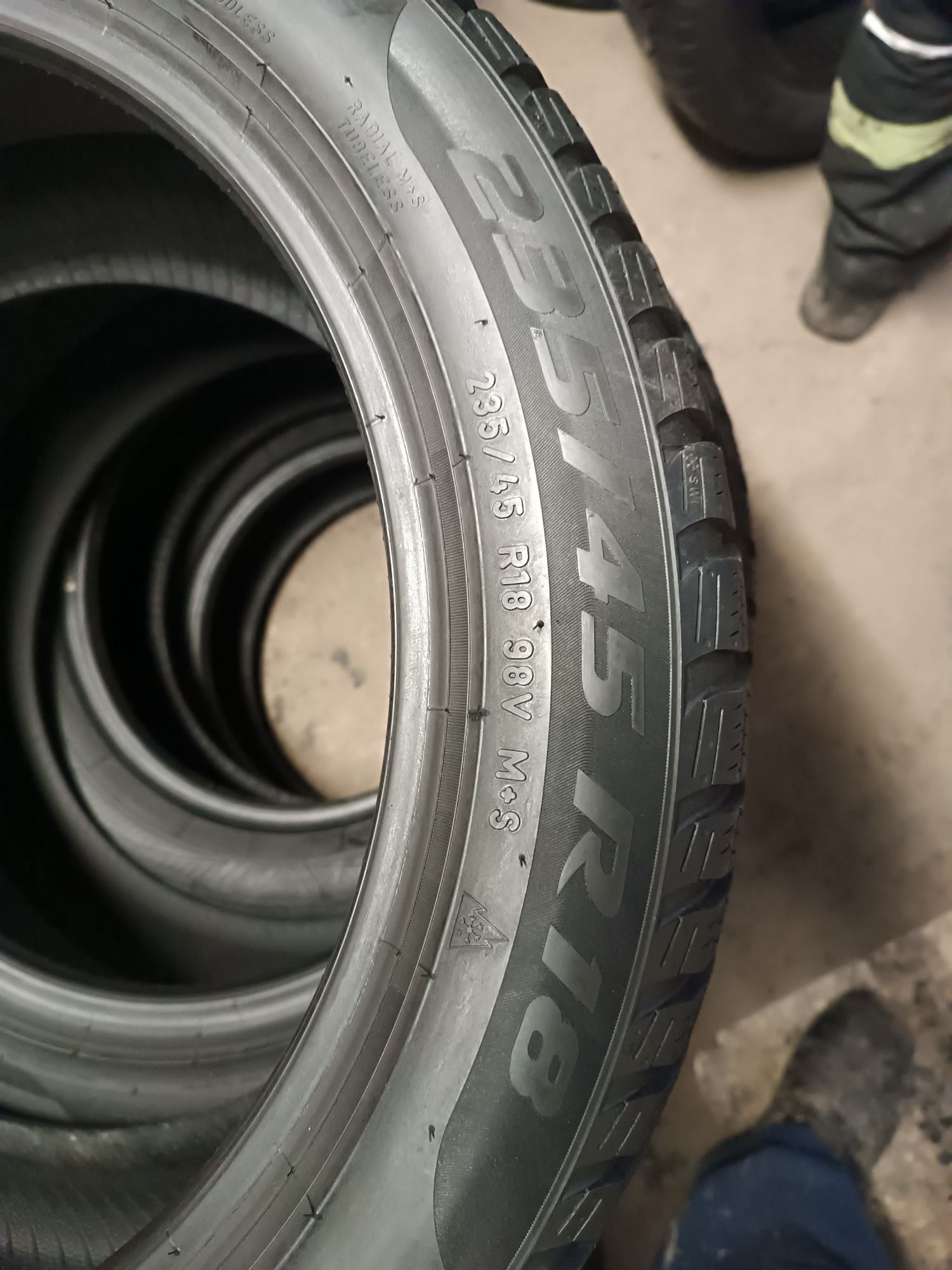 Sprzedam bardzo ładne Opony Pirreli 235/45 r18