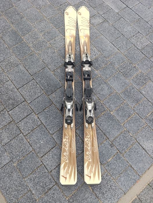 Narty volkl 142 cm. Buty Rossignol oraz kijki 120 cm. Zestaw dla pań.