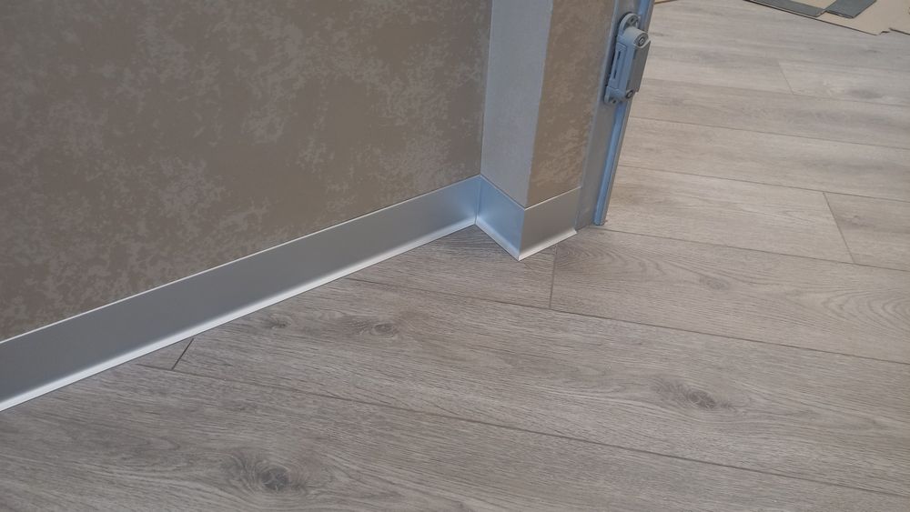 Монтаж  плинтуса,ламината