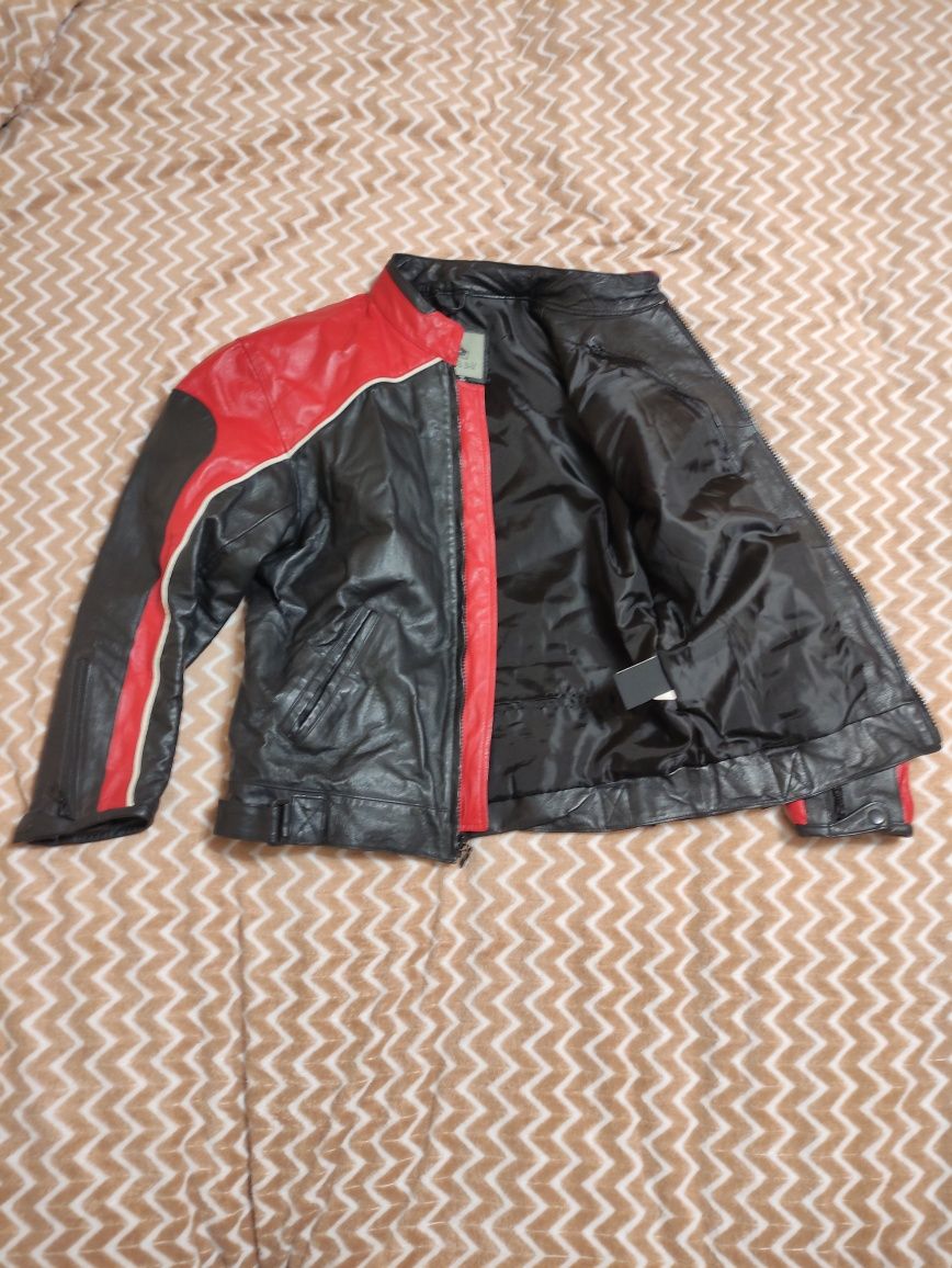 Шкіряна куртка на мотоцикл