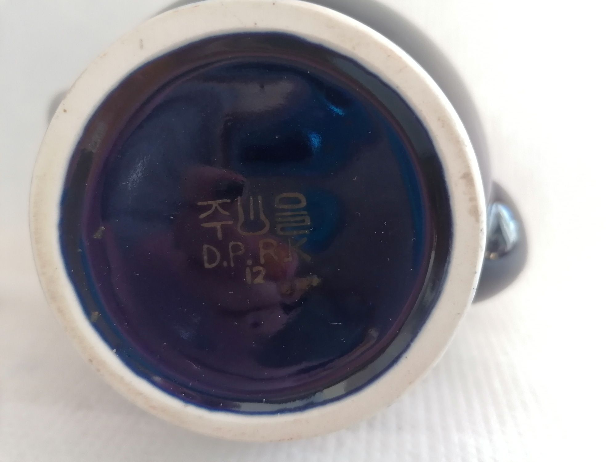 Ładny porcelanowy kobaltowy sygnowany dzbanek do herbaty