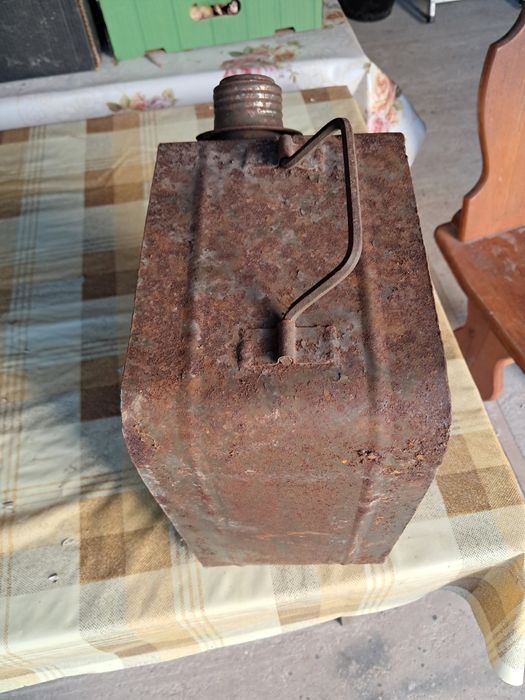 Stary wojskowy karnister na nafte ,paliwo