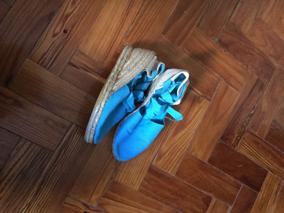 Sandálias azul turquesa em tecido e salto em corda. Tamanho 37