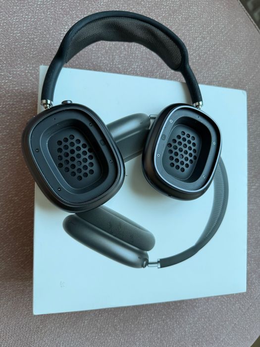 Uszkodzone AirPods Max Apple
