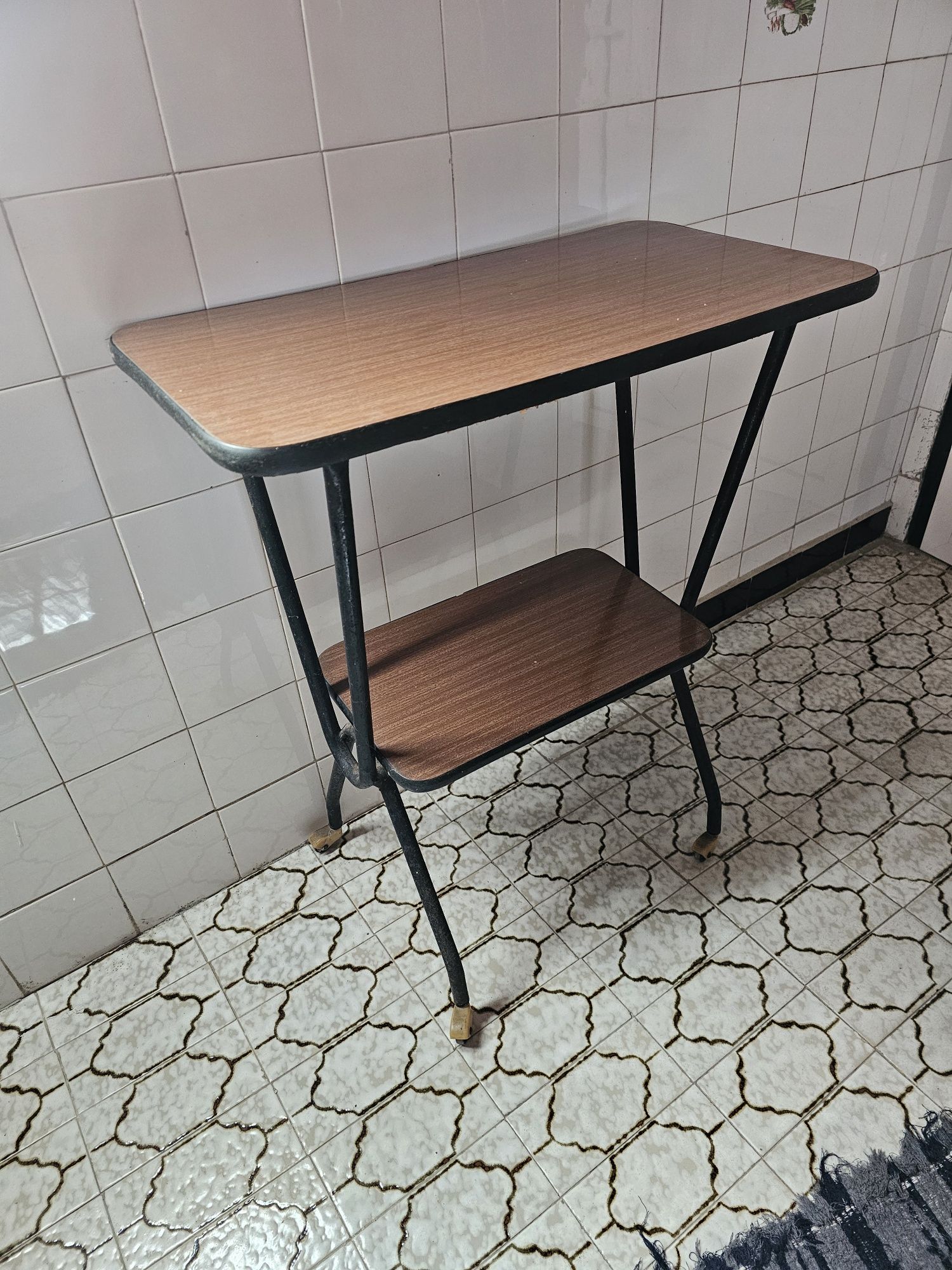 Mesa de TV em bom estado