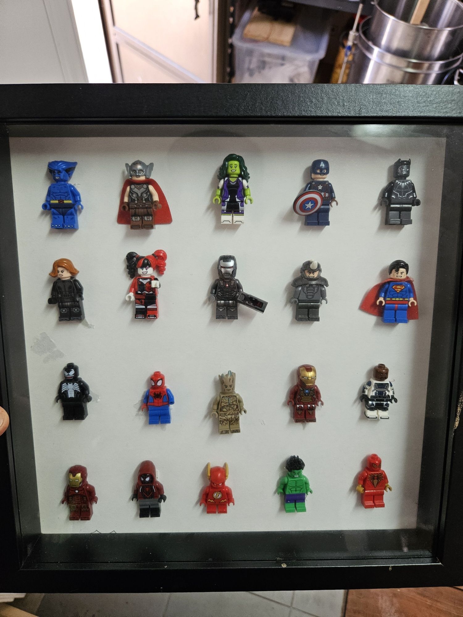 Frame com 20 minifiguras DC/Marvel