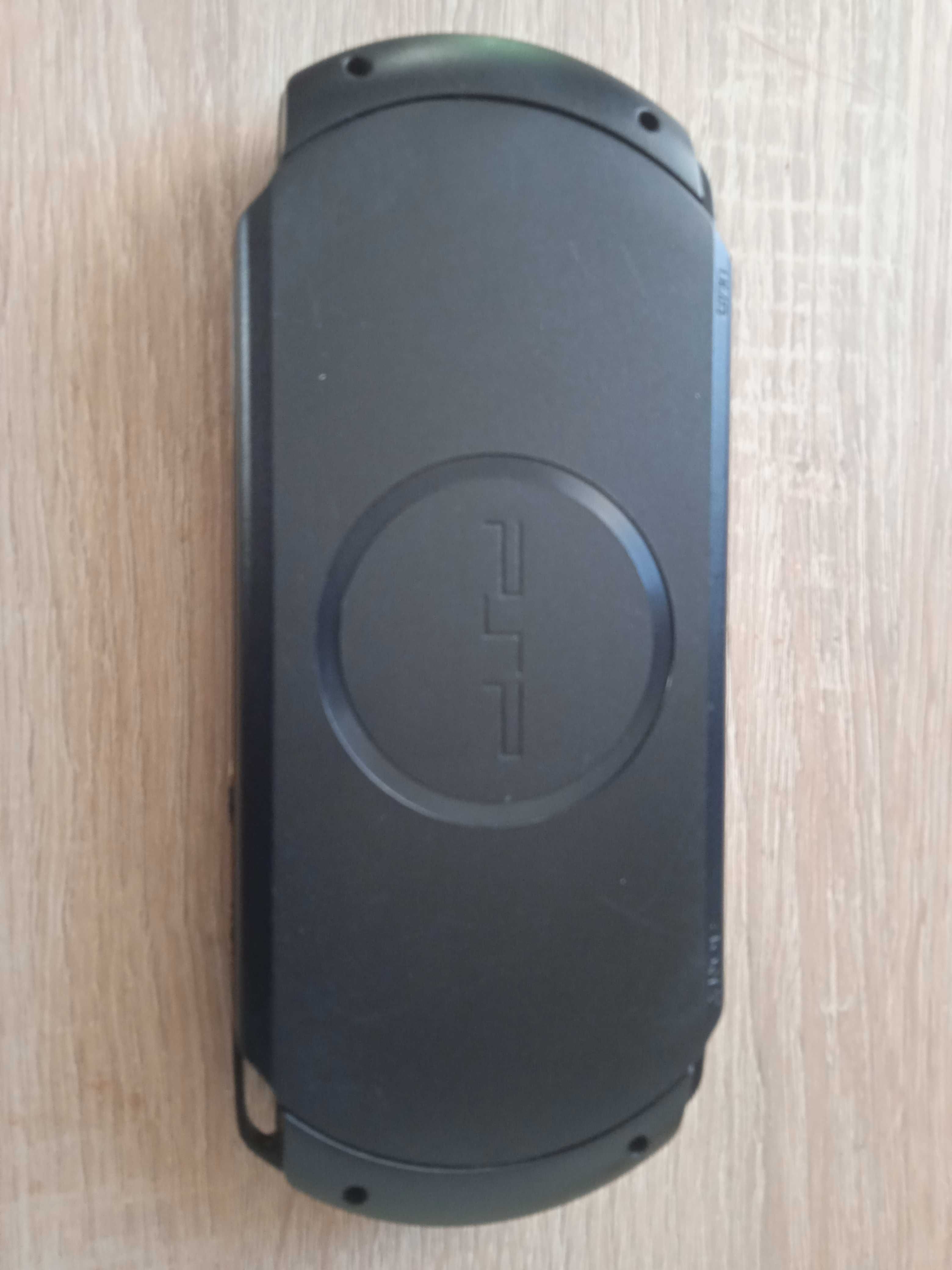 Продам игровую приставку PSP E-1004.