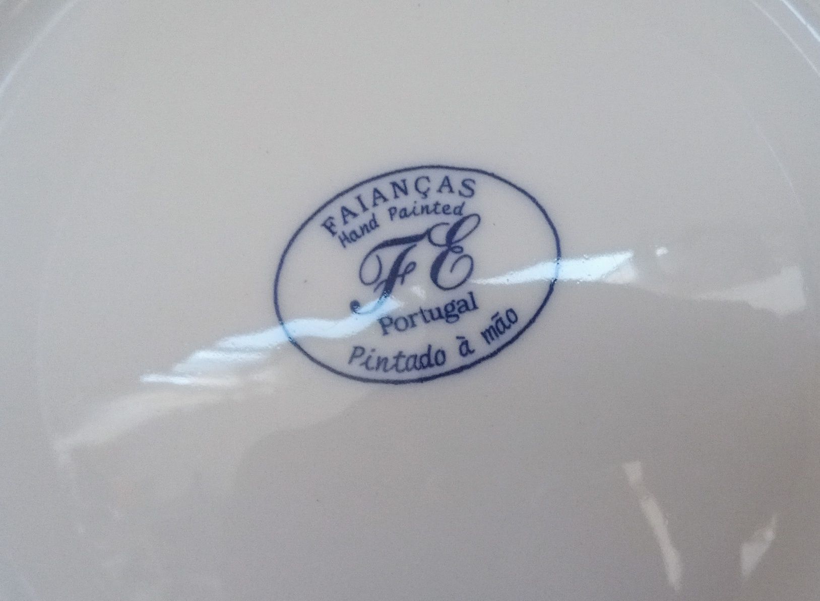 Fruteira em porcelana pintada à mão