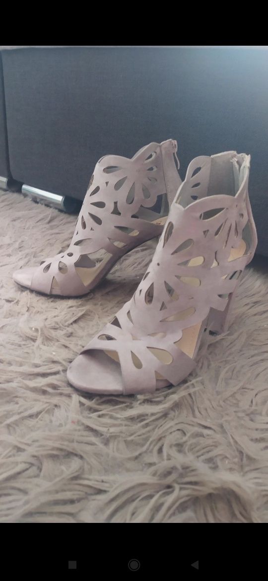 Buty ażurowe na słupku