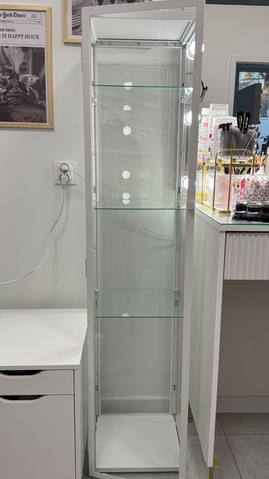 Szklana witryna Ikea