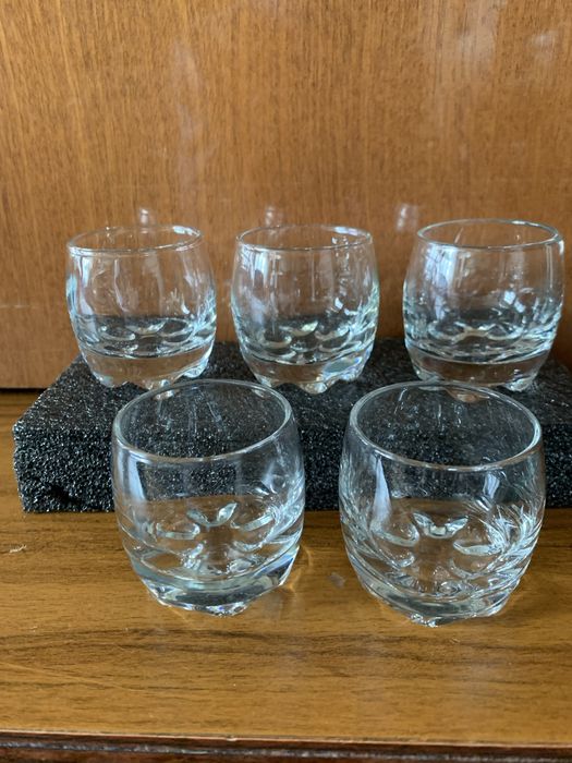 Керамічні вироби,рюмки,блюдо металеве.