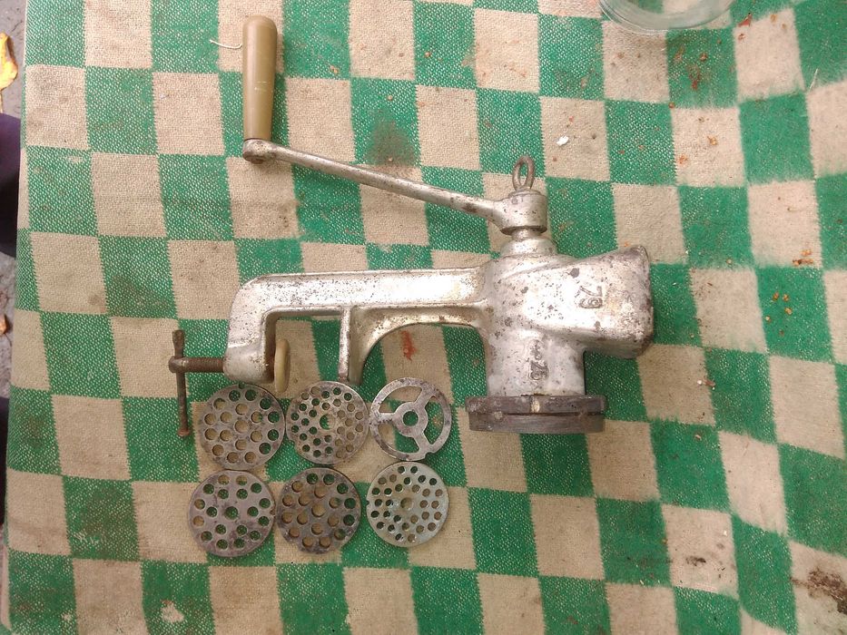 Мясорубка ручная СССР (чугунная) 1979 г. и насадки к ней.