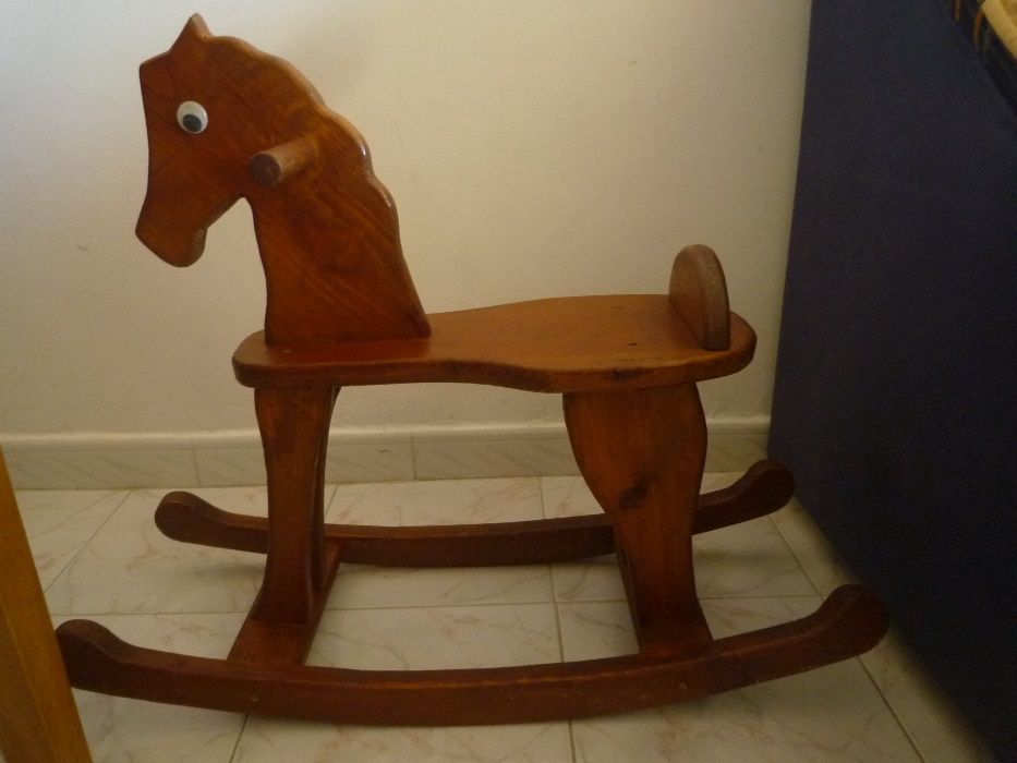Cavalo baloiço em madeira
