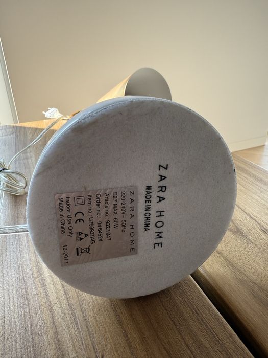 Lampa stołowa z marmurową podstawą Zara Home