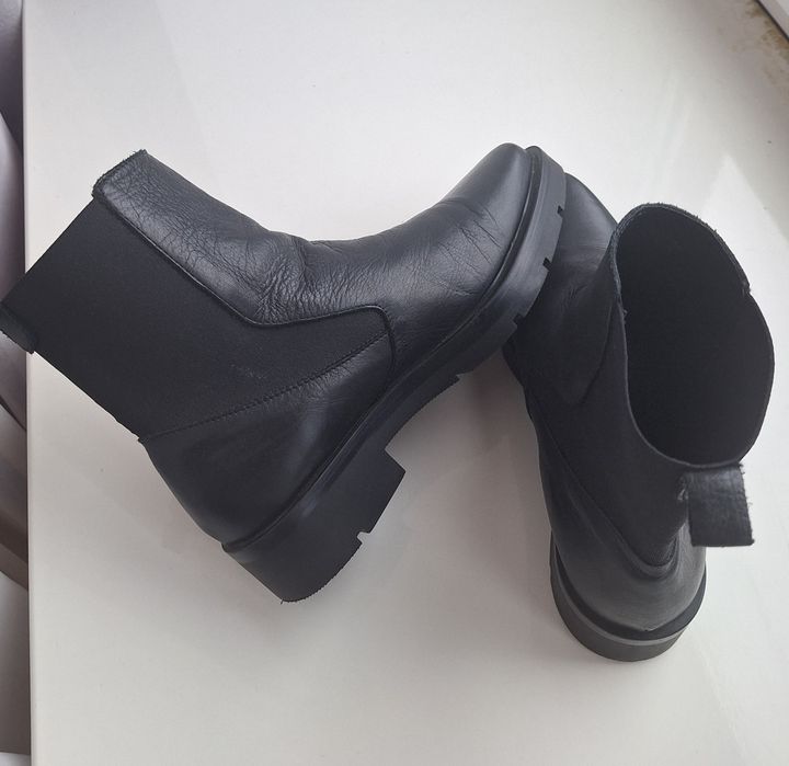 Жіночі шкіряні ботинки челсі чорного кольору