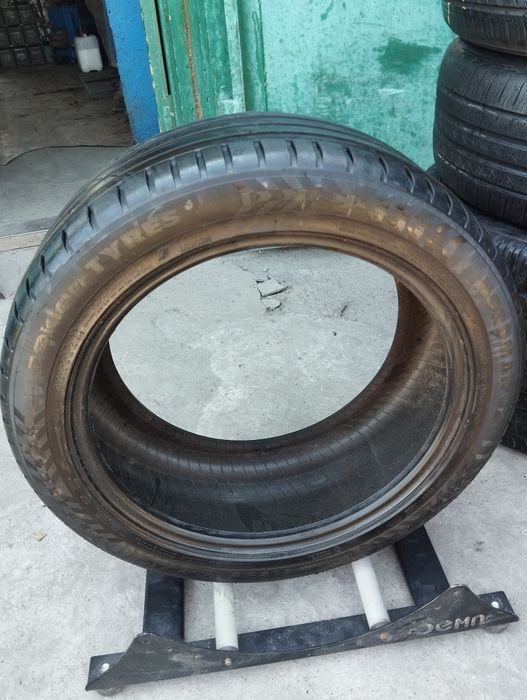 Одна літня шина Nokian 235/45/17