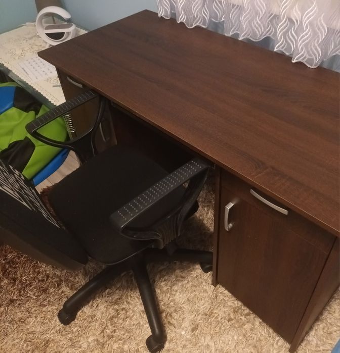 Sprzedam biurko 125×57,5 wraz z krzesłem.