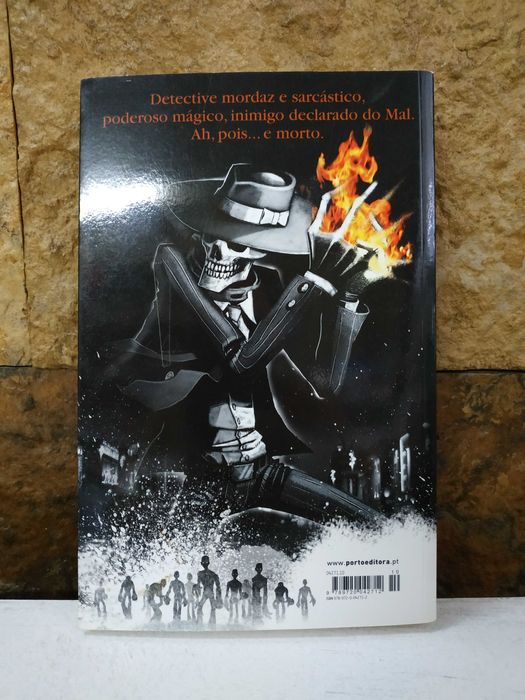 O Detective Esqueleto de Derek Landy