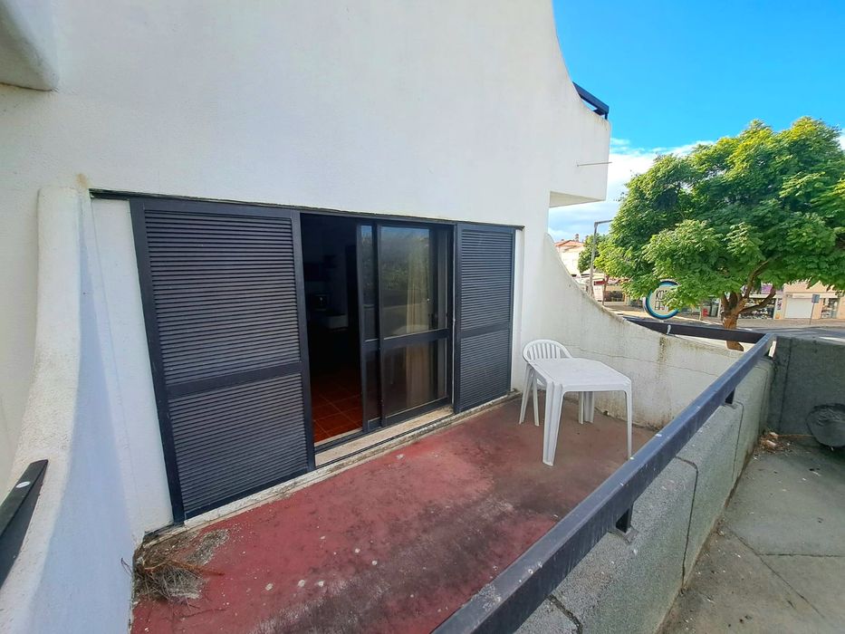 Apartamento T1 na Rua da Oura em condomínio com piscina