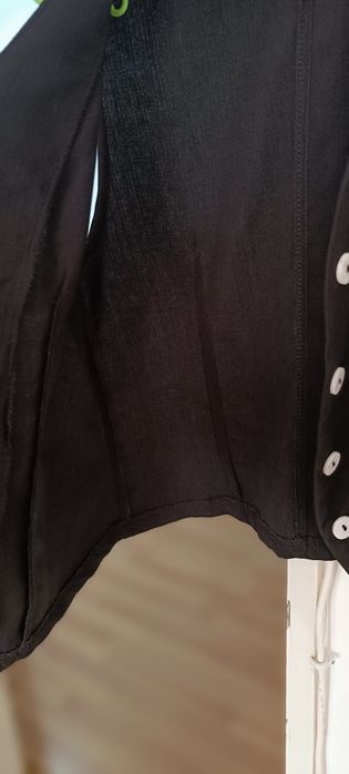 Colete preto com botões bege tamanho M. Novo. Marca Shein