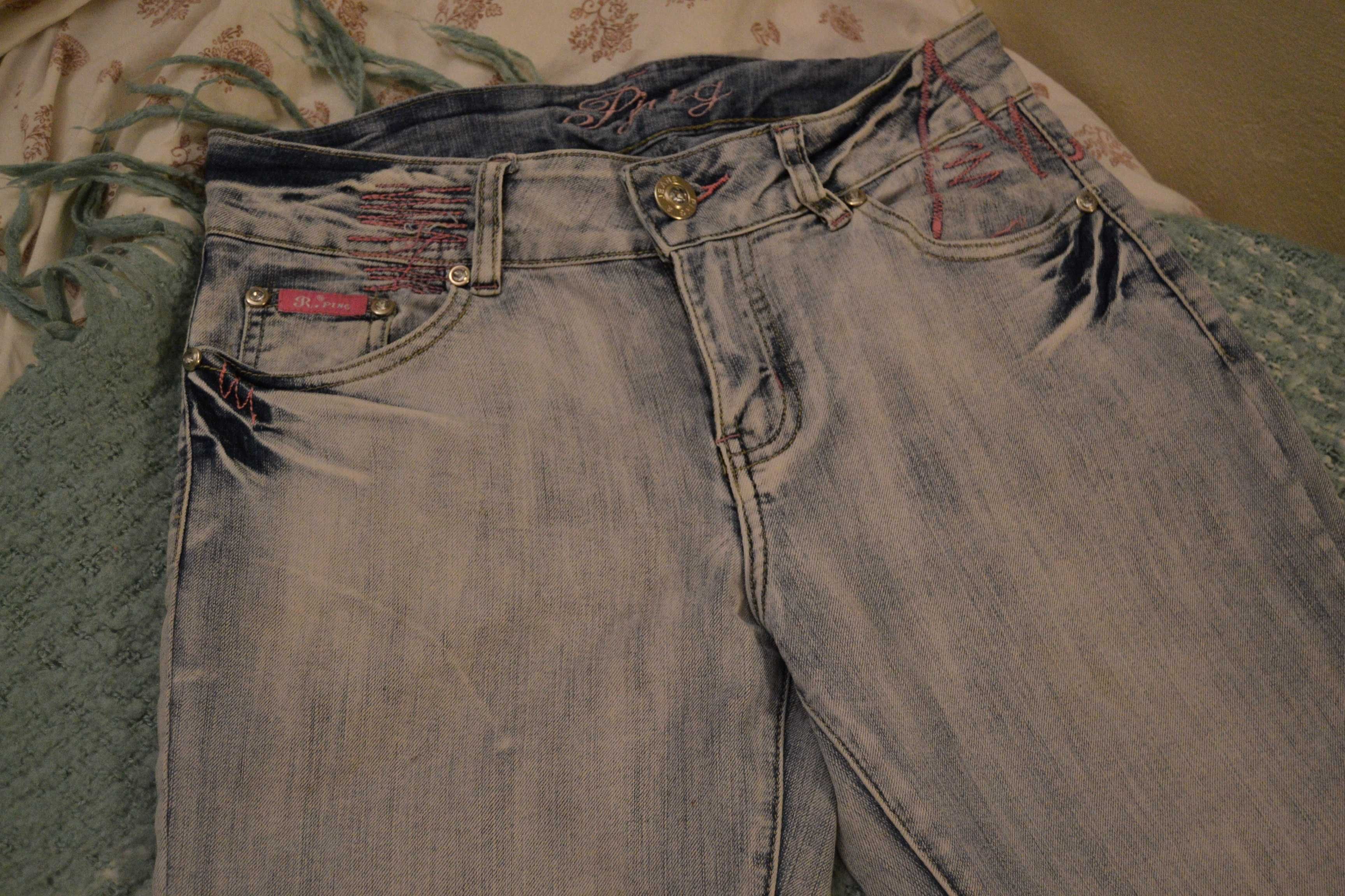 Jasne rozszerzane jeansy Ping różowy motyw haftowane z tyłu 29 S/M