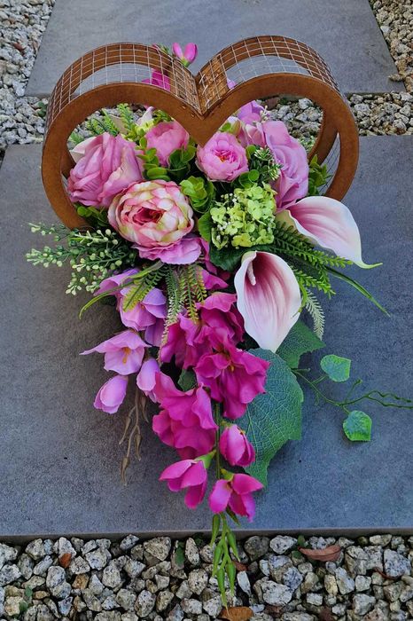 Kompozycja kwiatowa na grób cmentarz stroik serce ikebana Z623