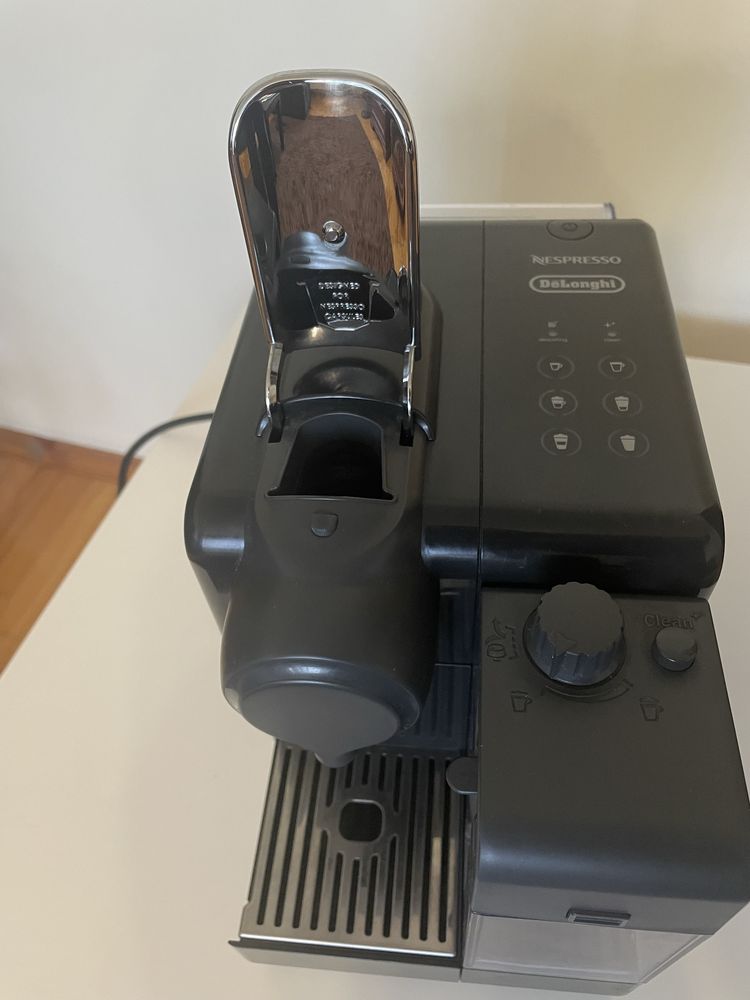 Капсульна кавоварка De'Longhi Nespresso Lattissima Touch EN 560.B