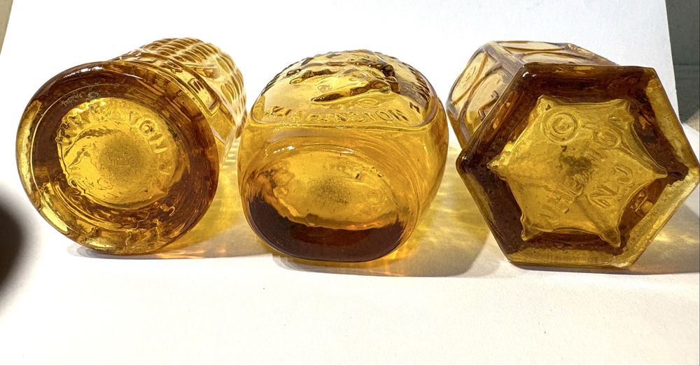 Conjunto de 3 frascos miniaturas Wheaton NJ em vidro âmbar