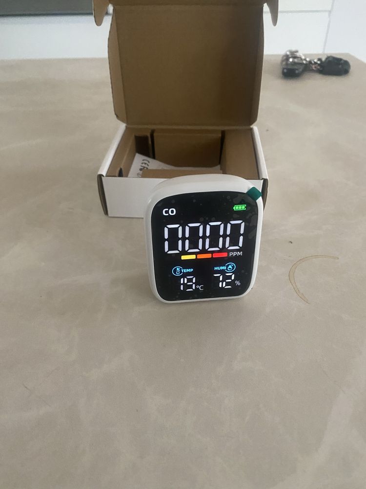 Miernik jakości powietrza z ładowarką usb C