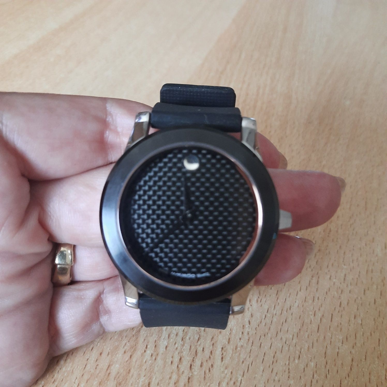 Часы MOVADO унисекс черные Швейцарские,состояние новых без коробки