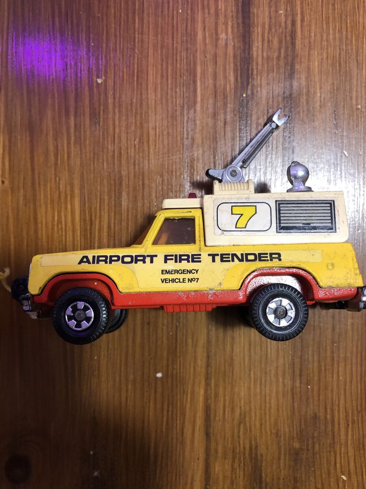 Matchbox Superkings Plymouth Trail Duster Airport Emergency