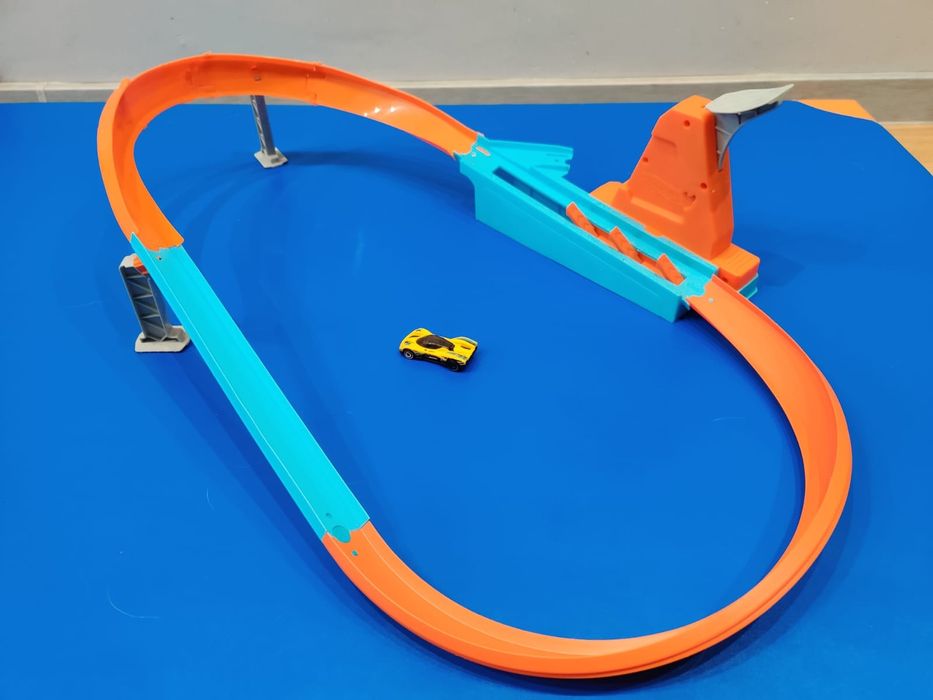 Hot Wheels nieskończona pętla z wyrzutnią