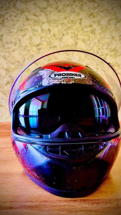 Мото шлем чорний з нотками червоного