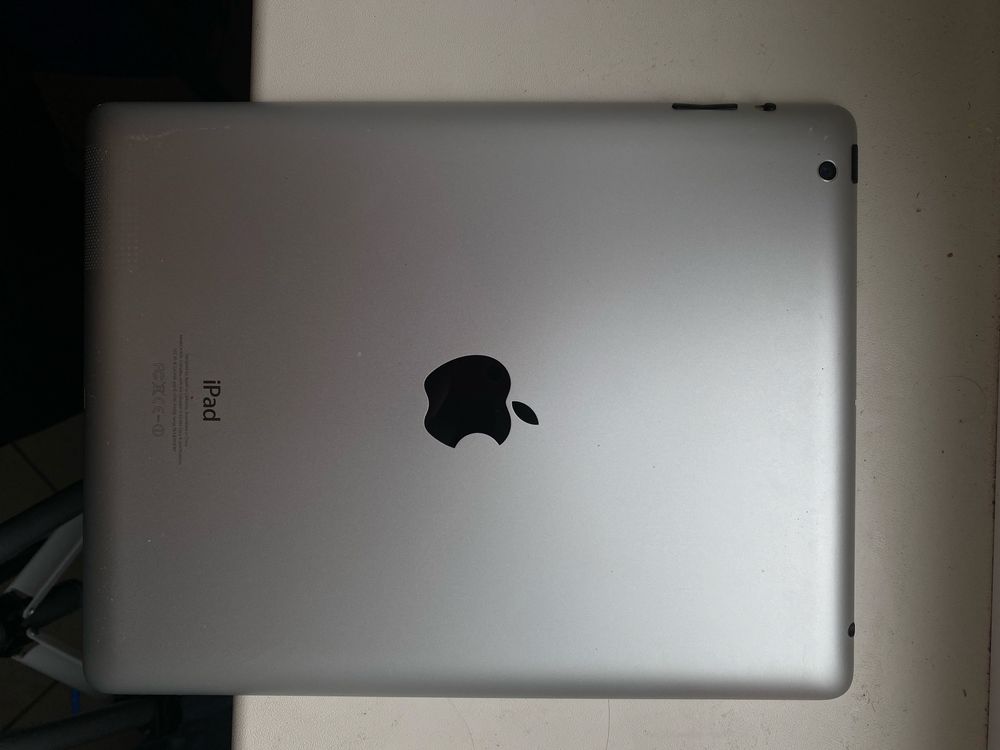 Продам iPad в хорошем состояние , рабочий