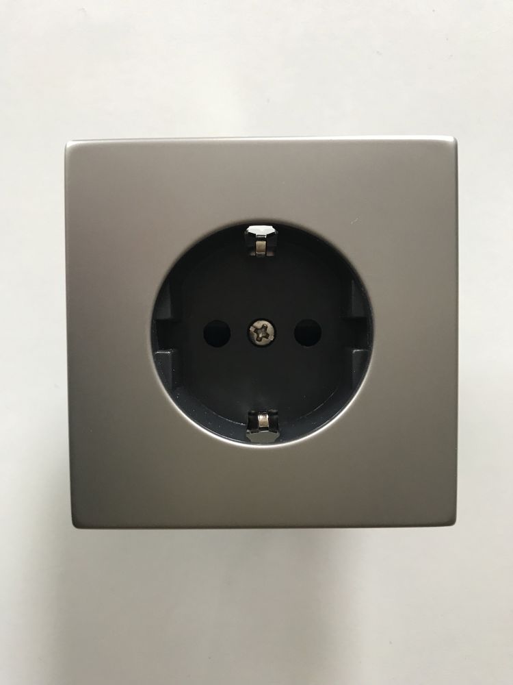 Gniazdo elektryczne schuko z serii Leo z Obi, stal nierdzewna