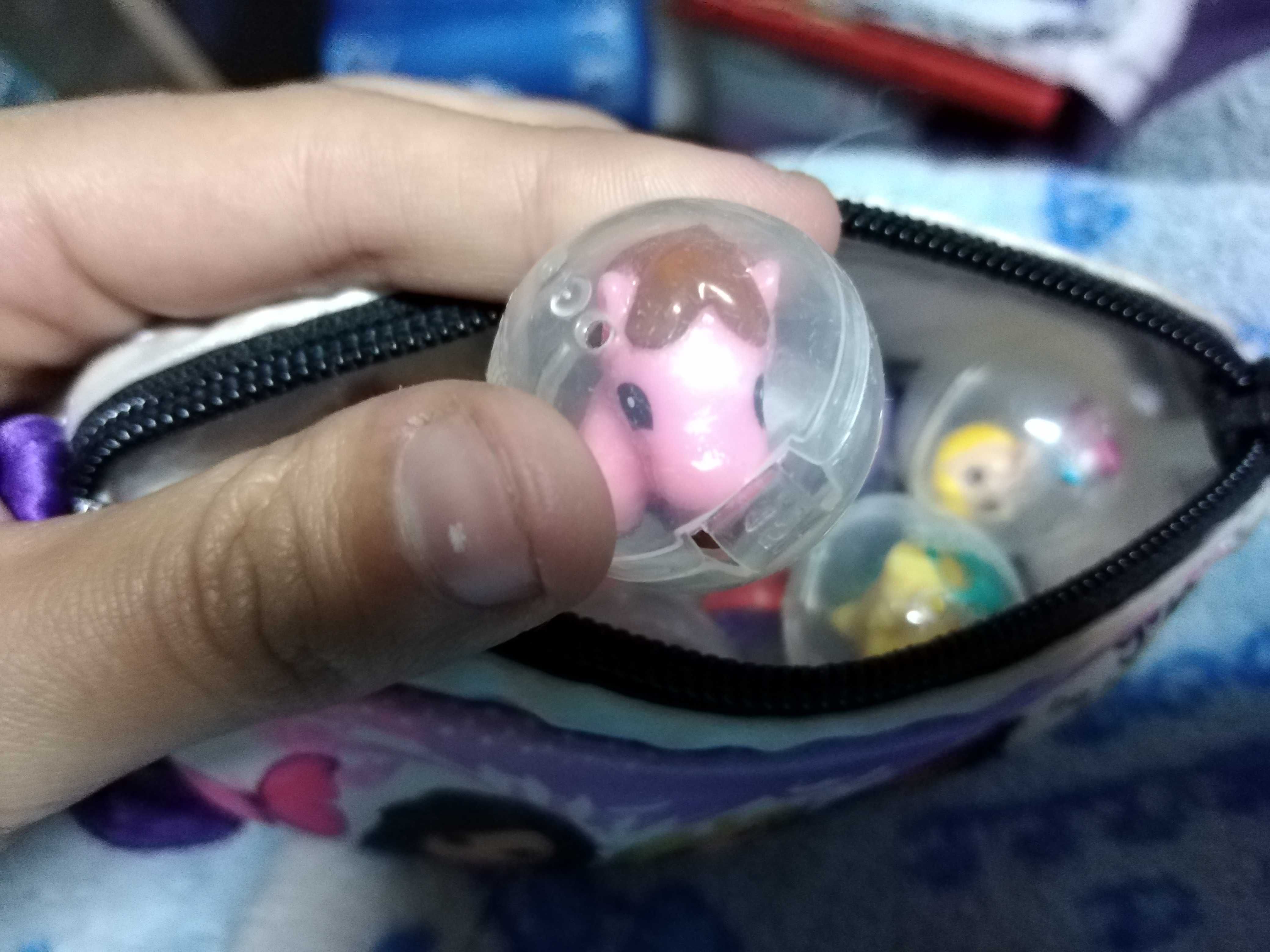 bolsa com bolinhas com bonequinhas no interior