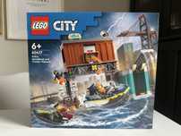 LEGO® 60417 City - Policyjna motorówka i kryjówka złodziejaszków