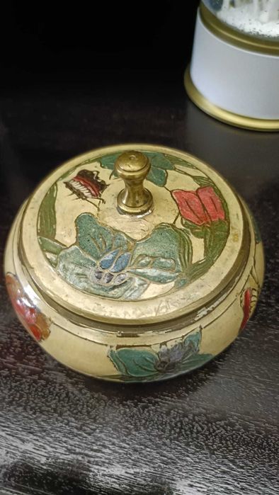 Loiças finas de porcelana dourada de valor incalculável