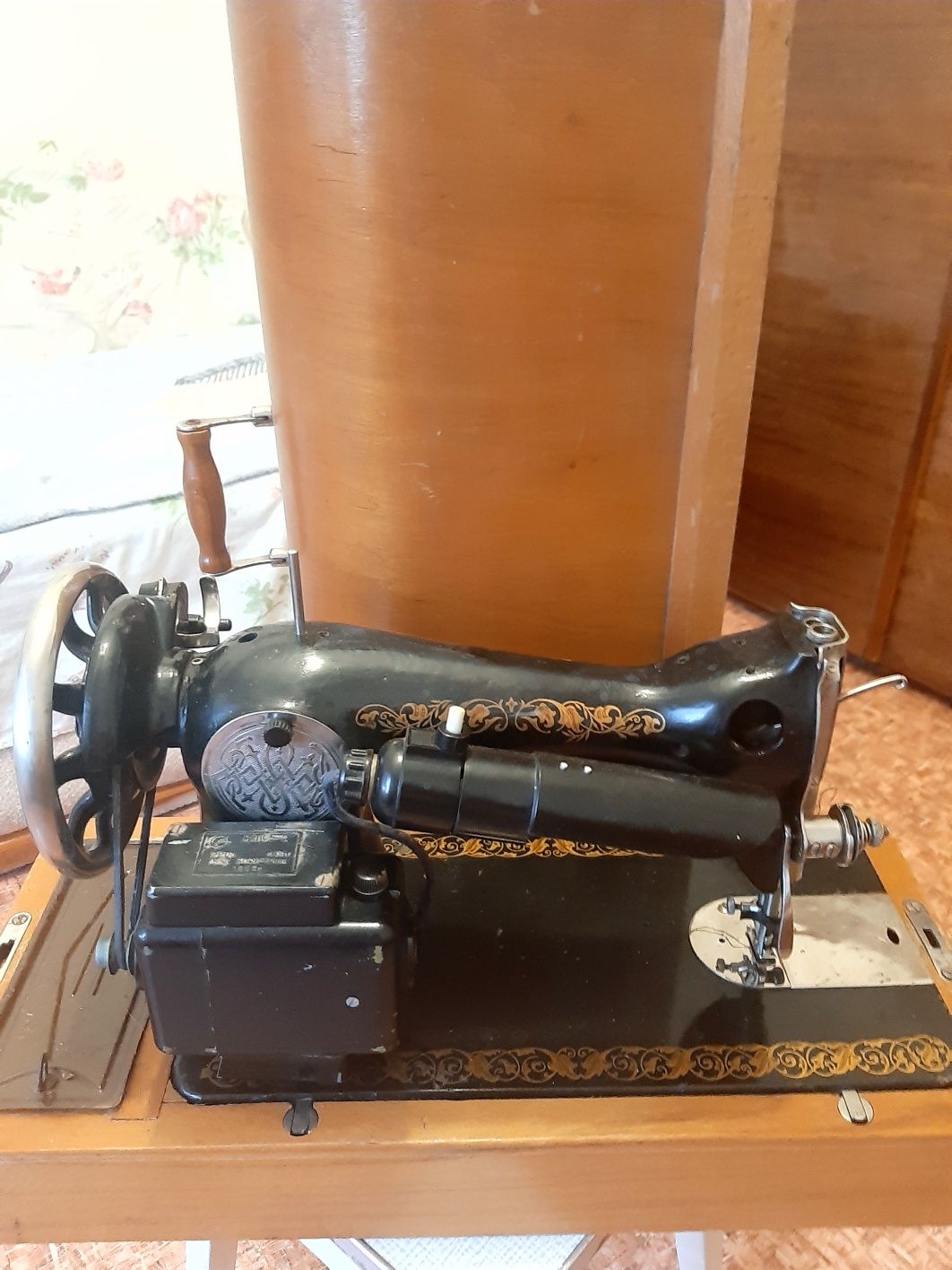 Электрическая швейная машинка "Подолка"