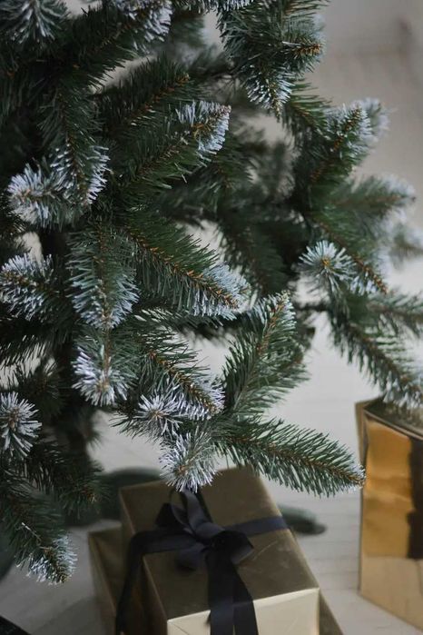 Штучна ялинка "Королева Лідія" 1,2 м – з білими кінчиками гілок