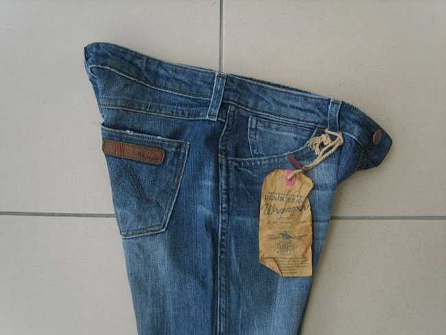 Dżinsy Wrangler , granatowe damskie spodnie jeansowe W26 L32 pas 72 cm