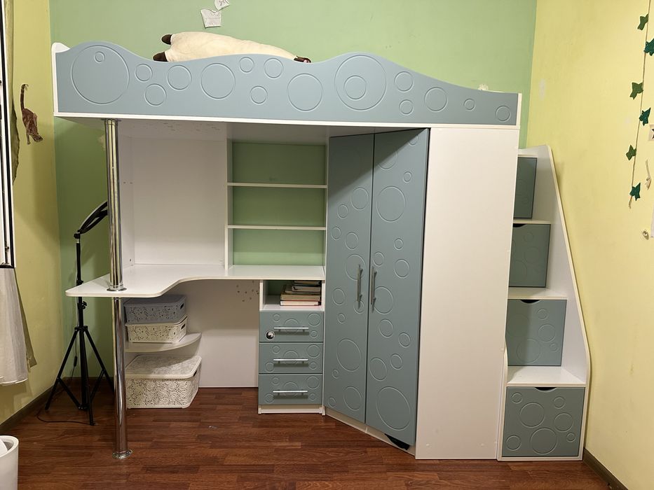 Ліжко горище, шафа, письмовий стіл.