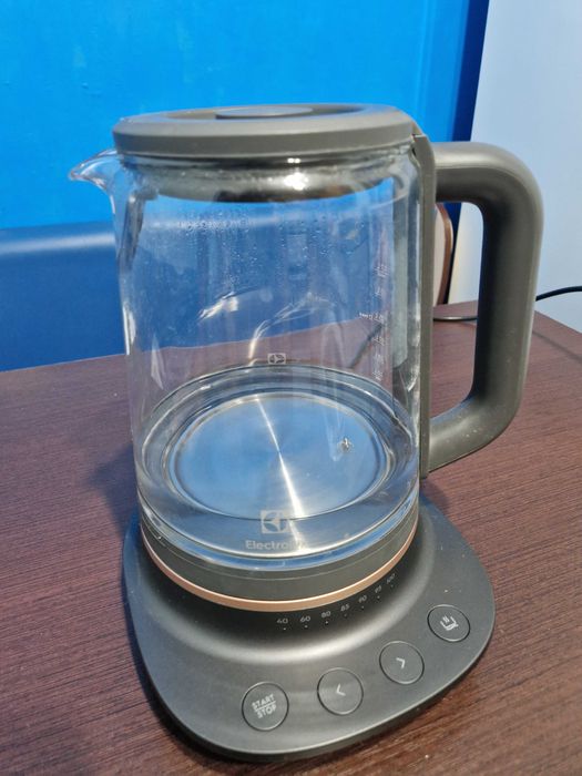 Стеклянный электрочайник ELECTROLUX