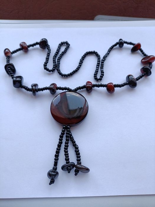 Бусы с агатом и подвеска с сердоликом.